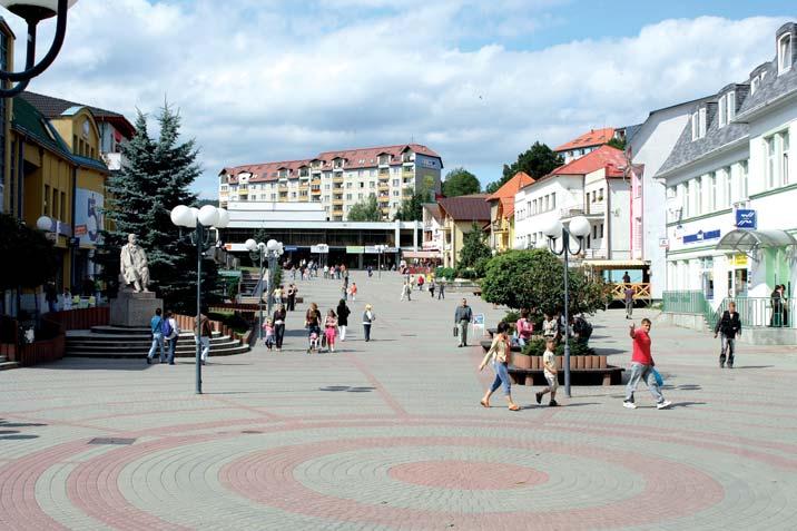 Tradičné oravské ľudové drevenice nám zasa pripomínajú život a podmienky v minulých obdobiach. Tie boli neraz kruté, ťažké, a tak sa do ľudských sŕdc hlboko zakorenila kresťanská viera.