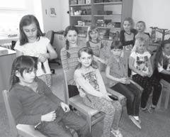 Perníčků jsme napekly zase o něco více, ale na poslední zájemce už nezbyly. Tak příště se zkusíme polepšit. Děvčata v 1. oddělení si zahrála na malé kadeřnice.