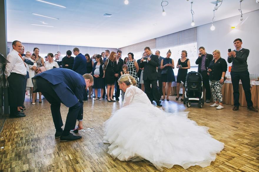 10 svatebních tradic 1. Svatební dort krájí nevěsta, ženich přidržuje svou ruku na noži, čímž naznačuje, že bude své ženě pomáhat a chránit ji. 2.