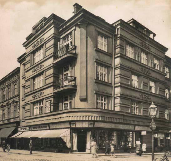 strana 21 Dům Josefa a Heleny Tyrasových v první polovině 30. let. FOTO SOUKROMÁ SBÍRKA CZESŁAWA KRAINY Reklama z roku 1928, kdy byl otevřen textilní obchod Josefa Tyrase.