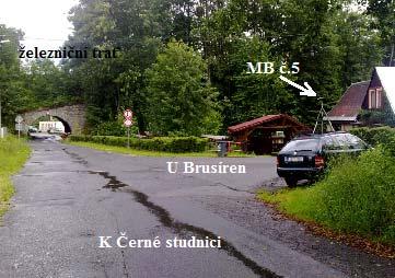 Je 7 m od středu komunikace K Černé studnici a 6 m od středu komunikace U Brusíren. Na následující situaci a fotce je bod MB č. 5 znázorněn.
