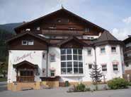 Mölltaler Gletscher / Zillertal Hochzillertal/Hochfügen/Spieljoch Sporthotel Mölltal Hotel sa nachádza v dedinke Flattach, najbližšej pri ľadovci. Je to všestranný hotel s útulnými pohodlnými izbami.