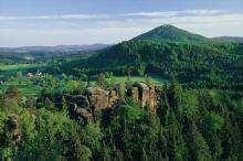 Šaunštejn Jeden z nejkrásnějších skalních hradů leží při České silnici severně od obce Vysoká Lípa při červené značce k Malé Pravčické bráně.