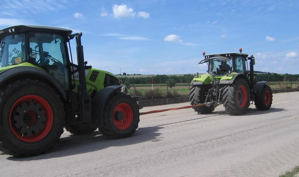 Obrázek 29: Tahové zkoušky traktoru Claas Arion 640 na asfaltové vozovce [20] Zkoušky se prováděly pro tři různé tlaky v pneumatikách. Postupně bylo nastaveno 100, 150, a 220 kpa. Na obrázcích č.