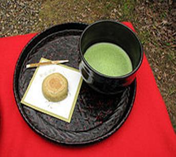 SAKÉ Pravé japonské Saké je vyrobeno z rýže několikanásobnou fermentací. V Japonsku se podává studené (10 C), teplé (20 C) nebo horké (30 C).