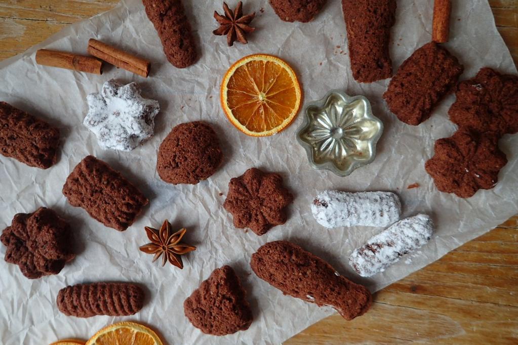 Bezlepkové medvědí tlapky Potřebujeme: 210 g Promix UNI, 160 g másla nebo rostlinného tuku, 100 g moučkového cukru, 90 g pomletých ořechů, 30 g kakaa, 2 vejce, 1 vanilkový cukr, 1 ČL špetka skořice,