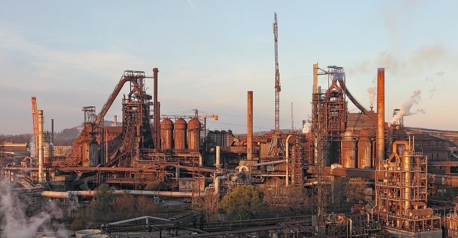Vedlejšími produkty vysokopecního procesu je tekutá vysokopecní struska, vysokopecní plyn, kychtový prach (ze suchého čištění vysokopecního plynu), vysokopecní kaly (z mokrého čištění vysokopecního