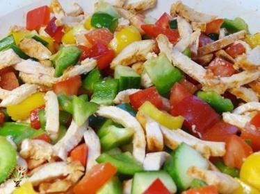 Saláty jako hlavní pokrm Zeleninový salát s kuřecím masem 1ks okurka, 3ks rajčat, 1 ks ledový salát, 2 ks paprika, olivový