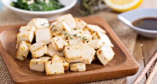 Uzená tofu pomazánka 2 menší cibule Olivový olej Mořská sůl 150-200g uzeného tofu 980 100ml vody Cibulku osmahneme, osolíme, přidat rozlámané tofu, zalít