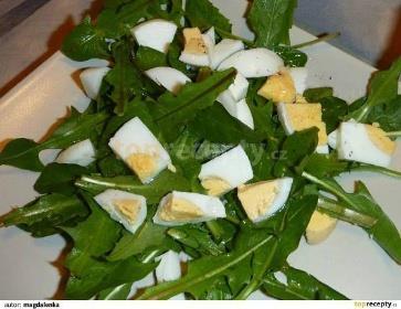 Salát jako hlavní pokrm Pampeliškový salát s vejci /Brambory uvařené, nakrájené na kostičky, nakrájená spařená cibulka,