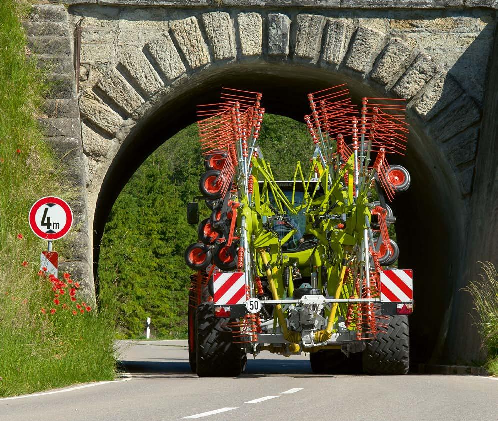 Komfort. Na silnici i mimo ni. Přeprava po silnici U některých modelů je nutné při přepravě demontovat ramena prstů. Ta lze rychle uložit na určené místo.