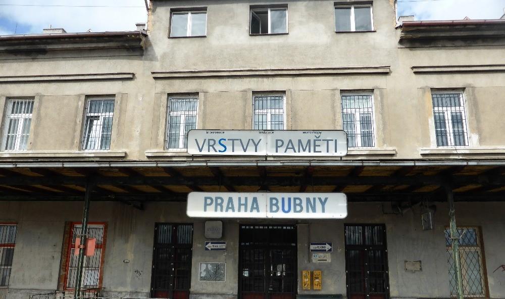2 V české i světové premiéře představíme práce Daniela Pešty, Kryštofa Kaplana, Martina Janíčka a Lenky Kristiánové. Kurátorkou GALERIE VRSTVY PAMĚTI je Ivana Brádková.