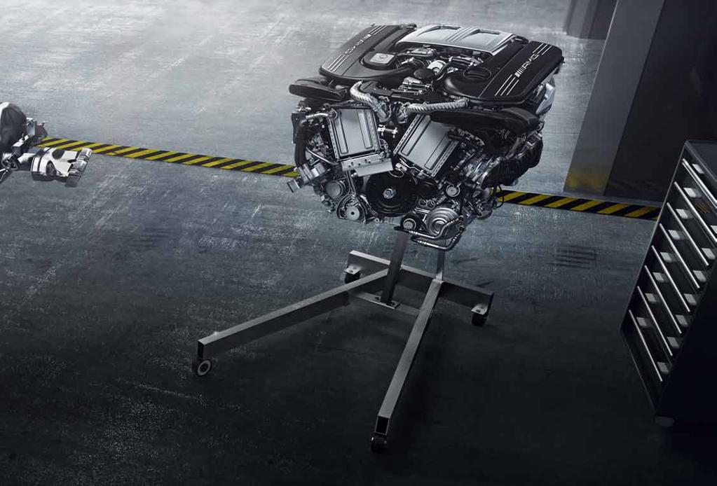 79 Závodní technologie. Nyní s registrací pro silniční provoz. Zadní náprava vyvinutá speciálně pro model Mercedes-AMG C 63 kupé a C 63 kabriolet a široké pneumatiky zajišťují vyšší jízdní dynamiku.