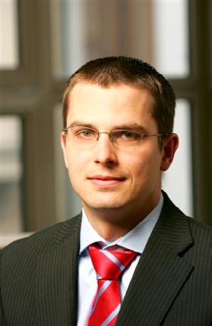 Český zahraniční obchod skončil v dubnu v přebytku 15,4 mld. CZK (trh 12,0 mld. CZK). Průmyslová výroba za stejný měsíc vzrostla o 10,9 % y/y (trh 10,2 %), stavebnictví naopak pokleslo o 15,3 %.