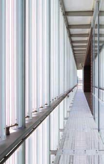 1 ÚVOD AGC Glass Building Louvain-la-Neuve, Belgie Architekt: Philippe Samyn and Partners Skleněné žaluzie z vrstveného