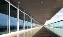 Sunergy Blue Pavilion Fiera Del Mare, Janov, Itálie Architekt: Sandro Carbone Sunergy Clear POPIS > Sunergy je sklo s protisluneční ochranou opatřené reflexním pyrolytickým povlakem (pyrolytický