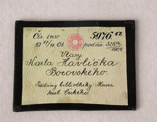 1904 byly vlasy adjustovány na karton pod sklíčko 9,8 7,4 cm. NM, OSČD, inv. č.