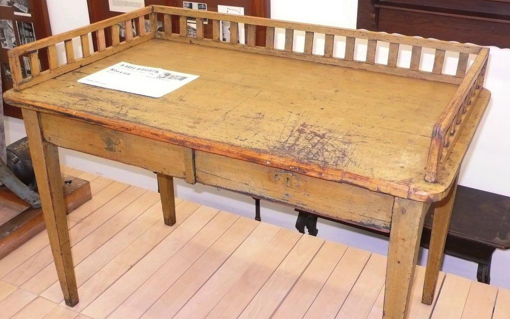 Pracovní stůl Karla Havlíčka z pražské redakce Národních novin (1848 1850). Knihovna NM, inv. č. Nábytek K. Havlíček 1, dl. 126 cm, v. 81 cm, hl. 71 cm.