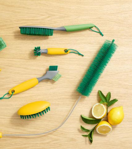 4 Kartáč na čalounění a textil S recyklovaným materiálem Kč 179,- 5 Univerzální čisticí kartáč S recyklovaným materiálem Kč 149,- 6 Kartáč na čištění spár S recyklovaným materiálem Kč 149,- 2 Zatočí
