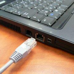 UTP kabel, který je nutný pro propojení internetové zásuvky s počítačem. Druhým předpokladem je, zda se na Vašem pokoji nachází aktivní internetová zásuvka.