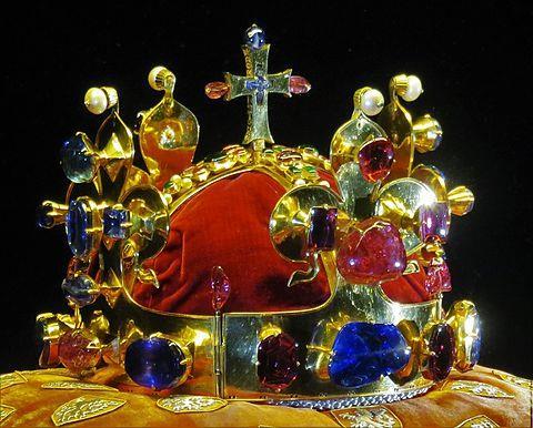 Svatováclavská koruna Lípa Zajímavosti: K malému státnímu znaku se váže pověst o Bruncvíkovy, ve které si