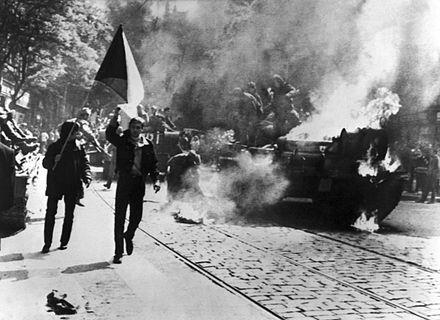 Hořící tank během invaze vojsk Varšavské