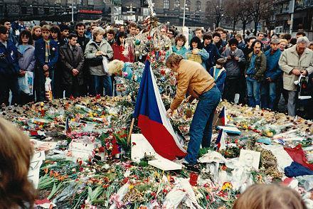 míry zmrazena. Mezi oběma složkami federace, Českou republikou a Slovenskou republikou, rychle narůstaly rozpory (tzv. pomlčková válka), které nakonec vedly k rozpadu společného státu.