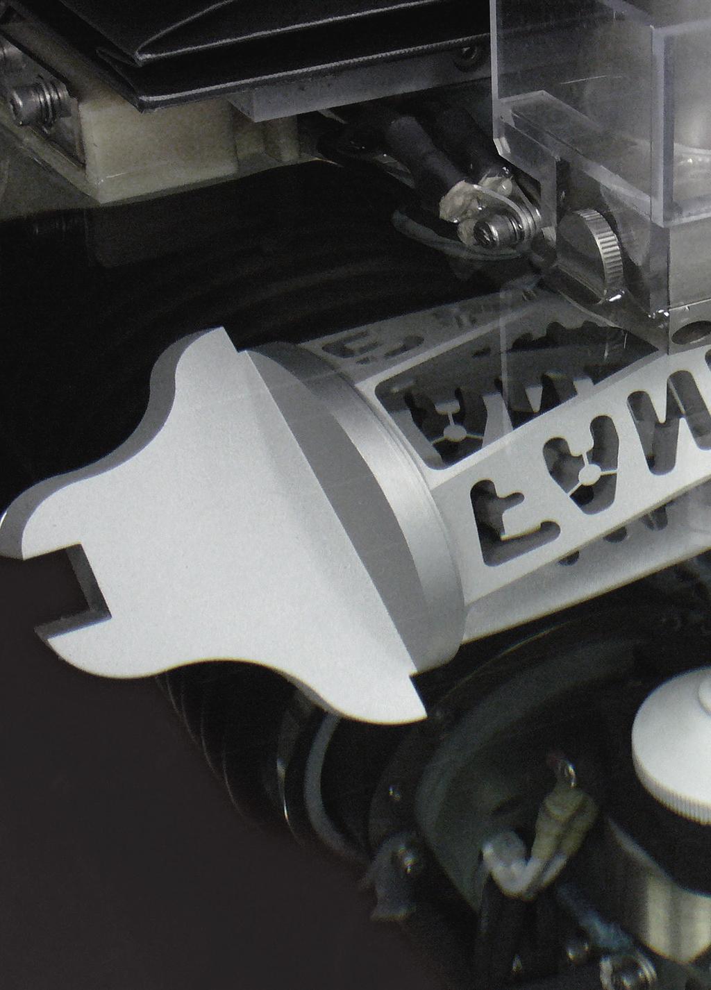 ELEKTROEROZIVNÍ STROJE ROBOCUT rychlá a přesná víceúčelová elektroerozivní drátová řezačka M A N U FACT U R E D E F F I C I E N CY Flexibilní generátor impulzů (FDC) Společnost FANUC vyvinula
