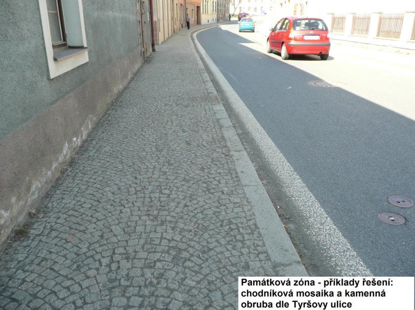 V prostorách ramp u sjezdů by v případě větších sklonů bylo možné nahradit žulovou dlažbu jedním formátem betonové dlažby použitým v předešlém případě z důvodů zborcených ploch Povrch chodníků mimo