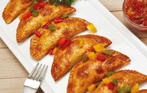 PŘÍSADY 450 g mletého hovězího masa 400 g listového těsta 1 polévková lžíce olivového oleje (doporučeno) 1/2 zelené papriky nakrájená na kostky 1 malá cibule, oloupaná a nasekaná 2 stroužky česneku,
