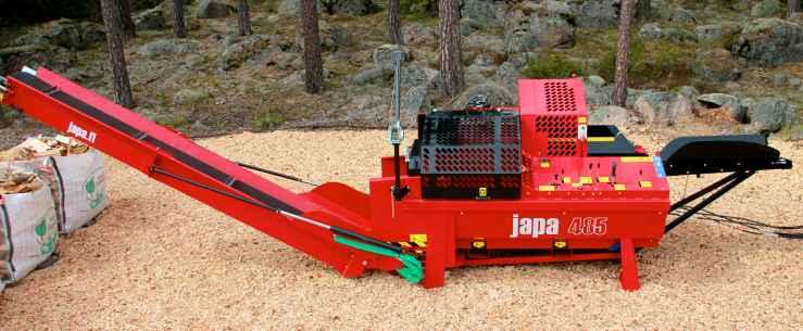 nastavovat. Stroj Japa 455 je totožný s automatem Japa 485, nedisponuje však harvestorovou lištou. Prořez je 45cm, 24 tun.