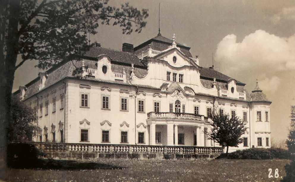 Obr. 8. Velké Dvorce, zámek. Hlavní budova. 1931. Pohled od jihovýchodu. Stav po neobarokní přestavbě.