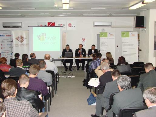 SVĚT PODLAHOVIN Mezinárodní konferenci Svět podlahovin jsme pořádali ve spolupráci se Zkušebnou stavebně truhlářských výrobků. První ročník se konal s podtitulem Dřevěné a laminátové podlahoviny.