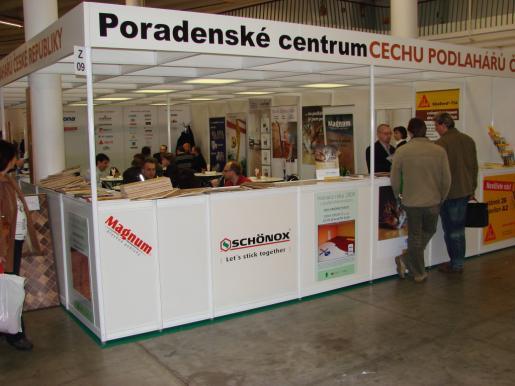 úkol spočítat spotřebu podlahoviny. Pak následovala pokládka prkenné podlahy a vlysů na stromeček. 1.místo: Lukáš Dobrý, Tomáš Vyslouţil (SŠSP Olomouc) 2.místo: Jiří Veselý, Karel Novák (SŠP Brno) 3.