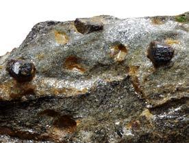 ÚVOD ÚVOD Dolomit CaMg(CO 3 ) 2 je důležitý karbonát, obvykle bílé až šedavé barvy. V přírodě je méně častý než kalcit, kterému se podobá a s nímž jej často nacházíme pohromadě.