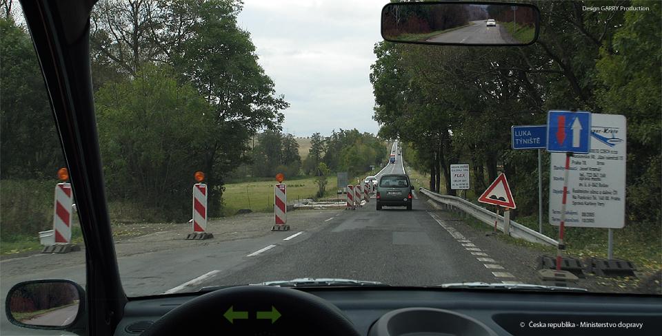 Ano, avšak pouze snížením rychlosti nebo změnou směru jízdy, nikoli zastavením vozidla. 6. [1 b.