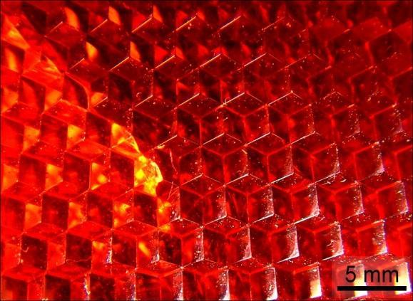 4 MĚŘENÍ ODRAZIVOSTI Obr. 7 Povrch reflexních prvků. [2], [3] Fig. 7 Reflective materials surface.