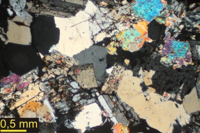 Norberta byly pomocí polarizační optické mikroskopie jako hlavní horninotvorné minerály identifikovány: křemen v podobě křemene magmatického a xenomorfně omezenými zrny křemene novotvořeného s