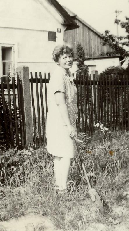 4. Moji rodiče Moje maminka, Tvoje prababička Věra Pössnerová (1912-1981), vystudovala gymnázium a chtěla pokračovat na medicíně, ale v roce 1933 jsem se narodila já a tak se studiemi byl konec.