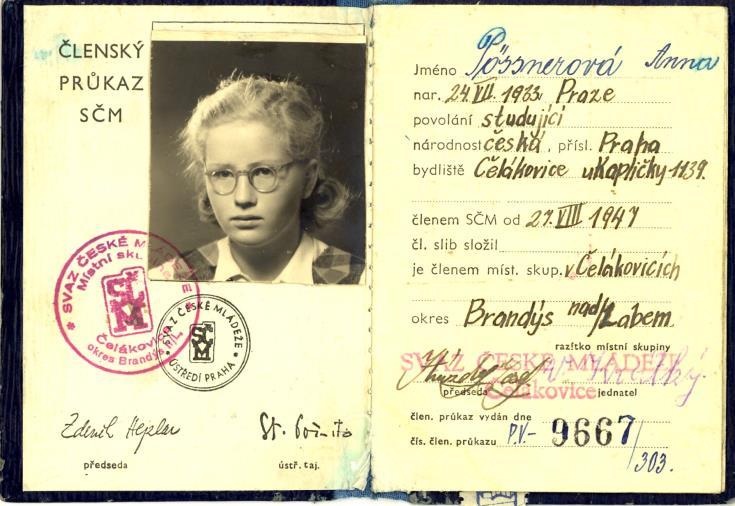 která nesmí nikde přebývat ani chybět. Ze začátku to jde pomalu a špatně, a tak se Běta z práce vracela celá umouněná od modré barvy.