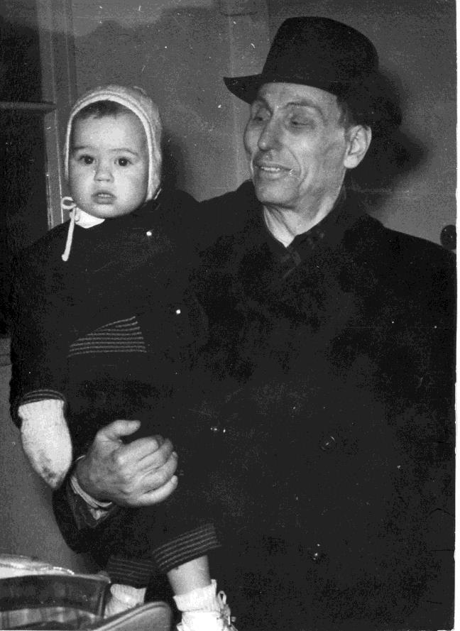 8. Mirkovi rodiče Takže teď, když jsme se s Mirkem vzali, by bylo na místě představit Mirkovy rodiče. Jeho tatínek, Tvůj pradědeček František (opět jeden František!
