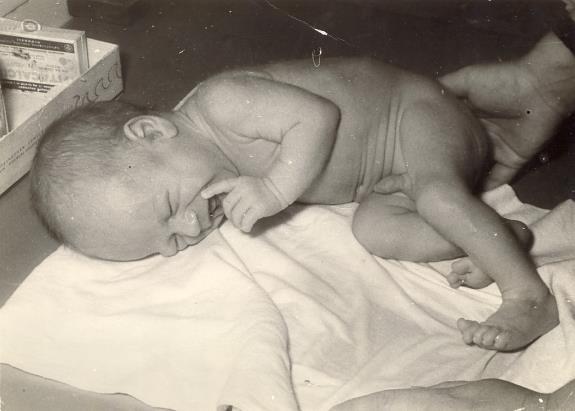 Jsou syny a dcerami Života, toužícího po sobě samém. Přicházejí skrze vás, ale ne od vás. A třebaže jsou s vámi, přece vám nepatří.
