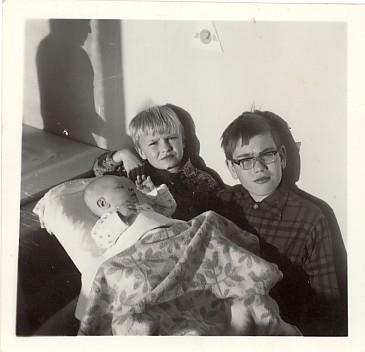 12. Pavel *1969, ÚVTEI, výměna bytů Na podzim 1968 jsem zjistila, že čekáme s Milanem dítě. Moc jsem se těšila a doufala jsem, že to tentokrát už konečně bude holčička. Pavel se narodil 29.