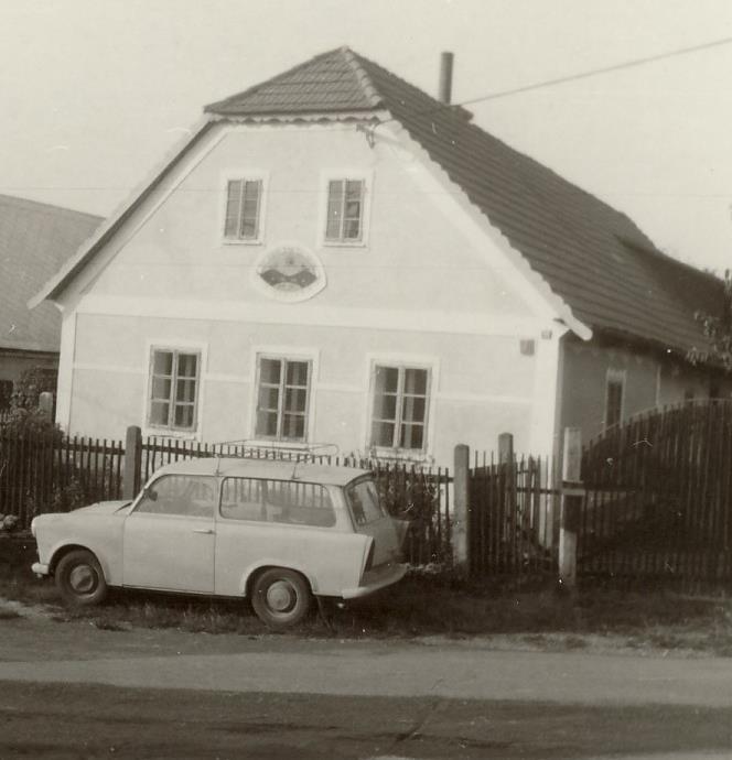Obrázek 37 Náš Ferda před chalupou v Plískově (kolem roku 1980) 13.