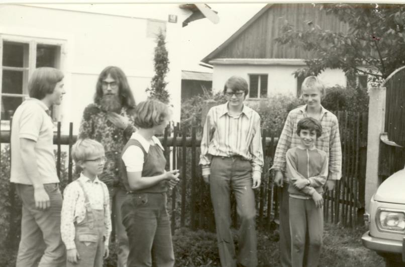 S autem byl život snazší, ale přesto se moje nohy zvláště ta levá) natolik zhoršovaly, že v roce 1976 jsem musela jít na operaci endoprotézy.