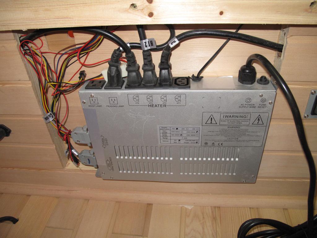 1. Ovládací skříňka a označení komponentů Ovládací skříňka je řídícím centrem sauny. je namontována na zadním panelu pod lavicí.