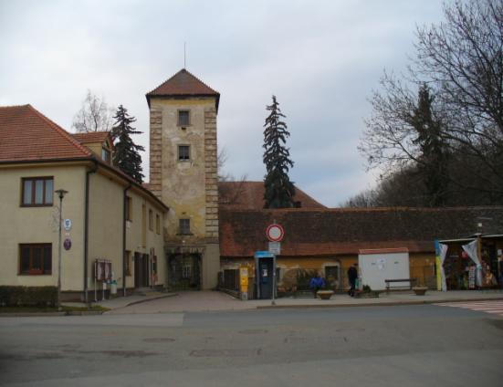 29 Obr. 4 Místa setkávání ve staré části obce Troubsko Foto: Zuzana Červinková, listopad 2012. V obci je veškerá potřebná vybavenost.