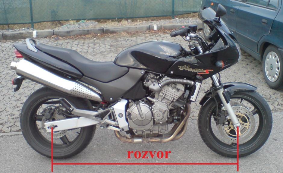 Obrázek 4: Znázornění rozvoru kol u motocyklu Honda CB600S Hornet Větší rozvor kol zajišťuje lepší vedení podvozku a má za následek přesunutí nebezpečného vlastního kmitání do oblasti vyšších