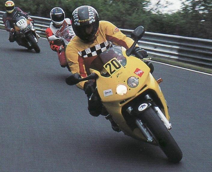4.5.3 Technika jízdy při průjezdu zatáčkou Boční náklon motocyklu ovlivňuje také styl jízdy jezdce. Existují tři možné techniky jízdy při průjezdu zatáčkou: 1.