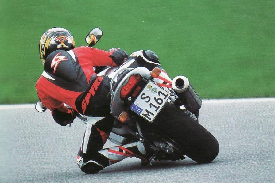 Obrázek 18: Náklon jezdce je větší než úhel klopení motocyklu [14] Při průjezdu obloukem je také potřebné zmínit, že šířka jízdního koridoru se značně zvětší oproti jízdě v přímém směru, což je